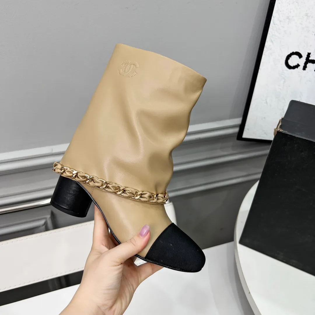 👟👟Ex-factory price 980👟👟 High version of Chanel CHANEL, 🌞🌞🌞Xiaoxiang’s latest boots for autumn and winter 2025, a must-have item for this autumn and winter! ! Ms. Chanel loves simple yet irresistible combinations to show her unique style. Mix and match freely to shine⚡Follow Grandma’s fashion steps! ! ! The top-notch craftsmanship and texture are perfectly presented. No matter any details, you can compare them with the counters. The best quality products can be entered and exited from the counters at will! ! ❶Material: imported cowhide ❷Inner lining: cowhide lining ❸Feet: cowhide lining ❹Outsole: original Italian leather outsole ❺Heel height: 5.5cm ❻Boot shaft height: 8 inches ❼Number: 35-40 (40 and 41 are customized and cannot be returned)